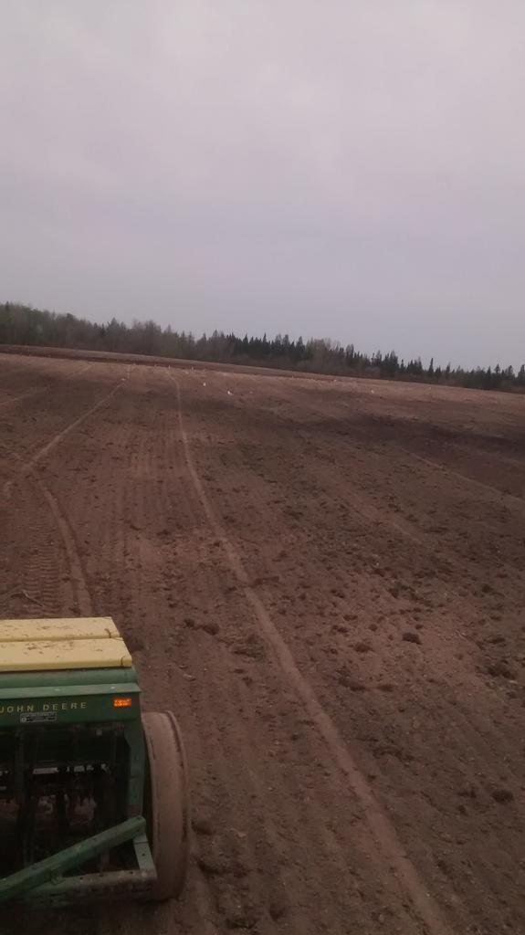 desrochersfarm's tweet photo. All done! #seeding15 http://t.co/GUHPJSiIsP