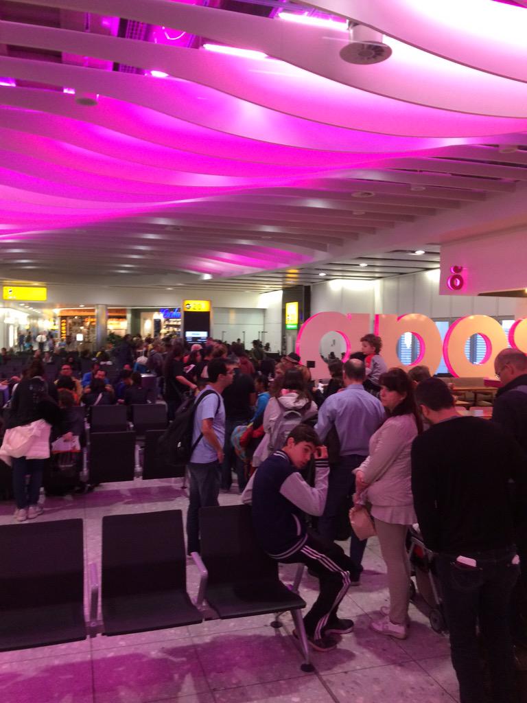 carr_molly's tweet photo. LT gate announced at 7:49, no flight delay notice. This is the queue at the gate at 7:54. 😡 http://t.co/veg9XFITZU