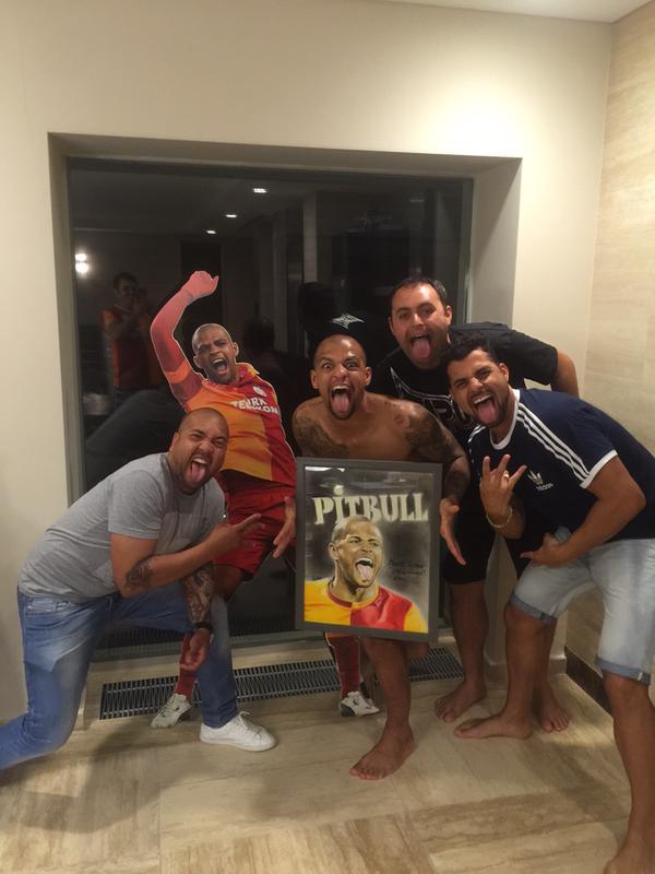 Eurosport_TR's tweet photo. Galatasaray'ın Brezilyalı futbolcusu Felipe Melo'nun şampiyonluk sevinci http://t.co/rp3zN64kXK