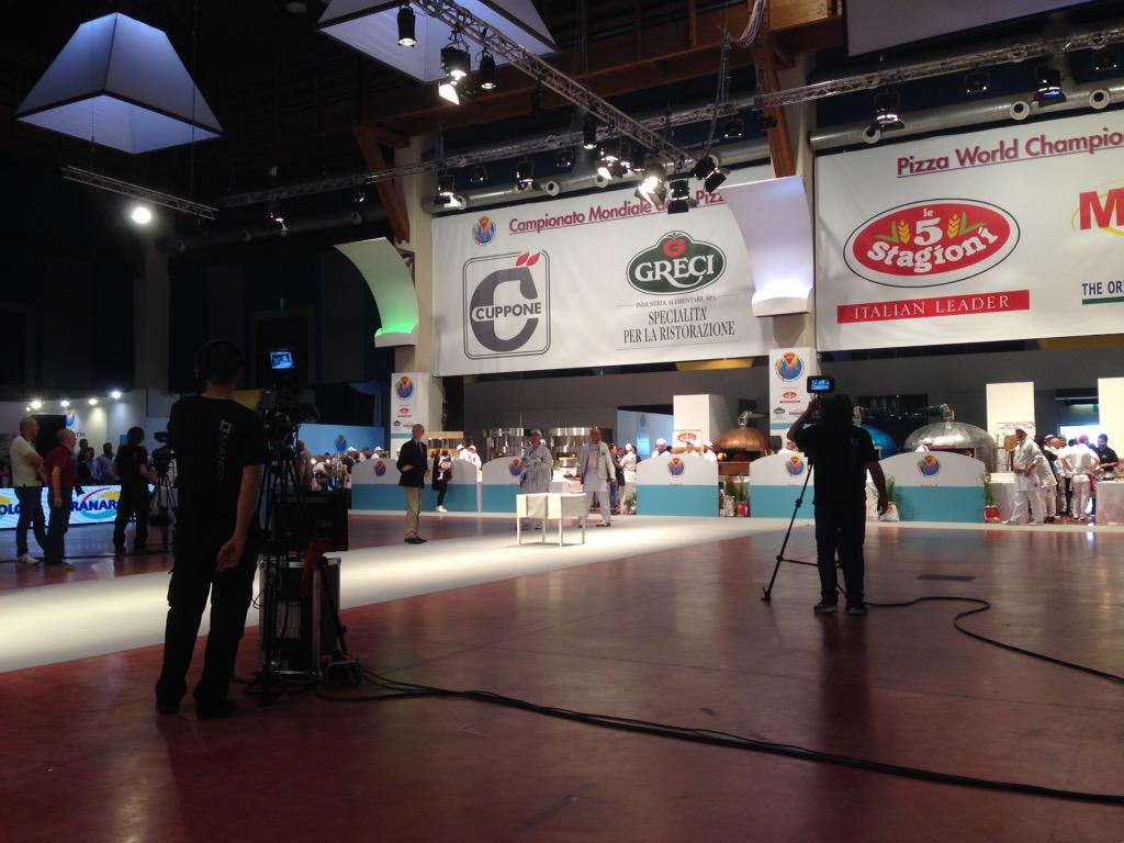 MicolPisa's tweet photo. #campionatomondialedellapizza2015 #Parma #giudicedigara http://t.co/hESWBAQZcp