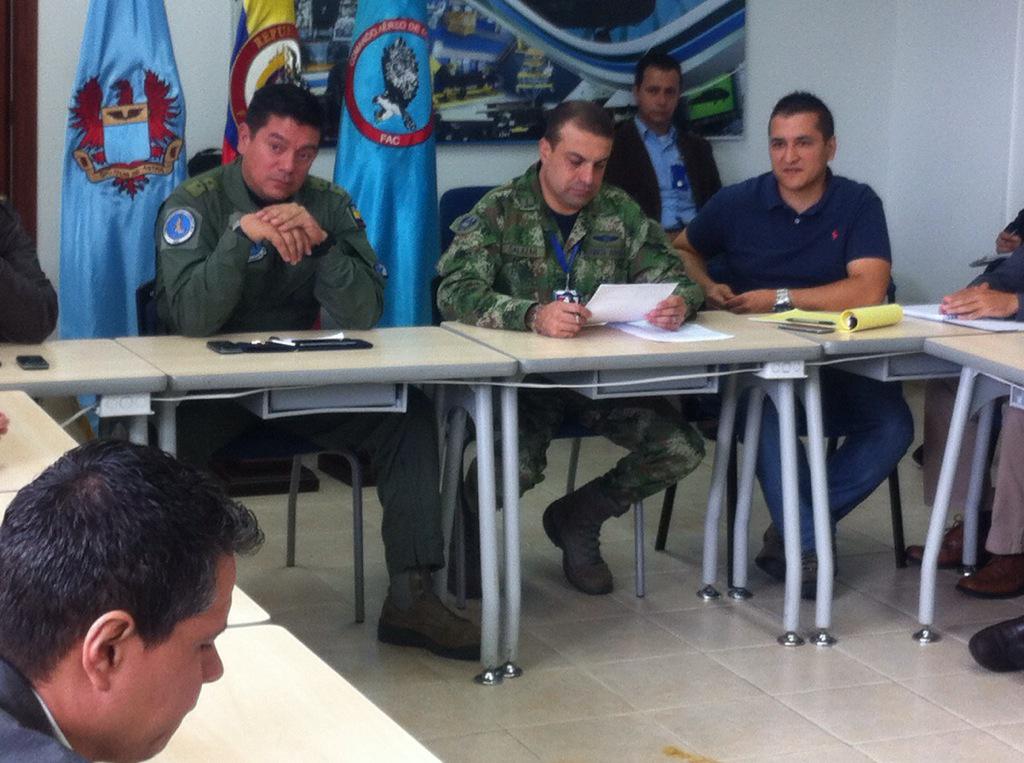 CanalMundomas's tweet photo. #AEstaHora se firma el #cluster aeronáutico #cacom5 con los empresarios del OA @fuerzaaereacol @MiOriente http://t.co/WUprnq16Wf