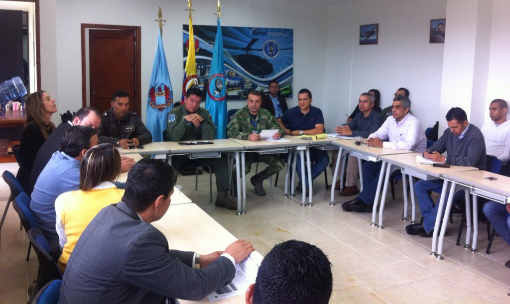 CanalMundomas's tweet photo. #AEstaHora se firma el #cluster aeronáutico #cacom5 con los empresarios del OA @fuerzaaereacol @MiOriente http://t.co/WUprnq16Wf