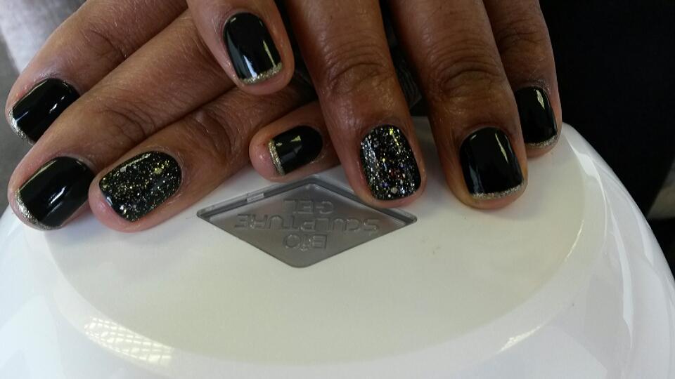 tameroon82's tweet photo. Black and gold with a bit of sparkle. Quite sassy @biosculpturesa #myclientsnails http://t.co/fNQp5xp1sm