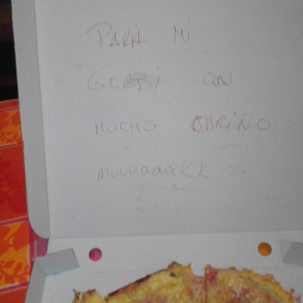 Anoche pedi en pizzería Napoli y encima ke estba buenisima me llego con dedicatoria de la ma graciosa mi <a href="/xamorricaa/">cristina</a>