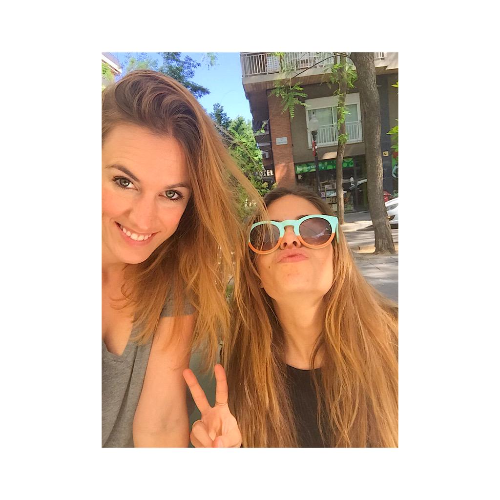 ester_gi's tweet photo. Fi de carrera!!! 📚🎓🎓🎓💃🏻💃🏻💃🏻 http://t.co/Bge6areewU