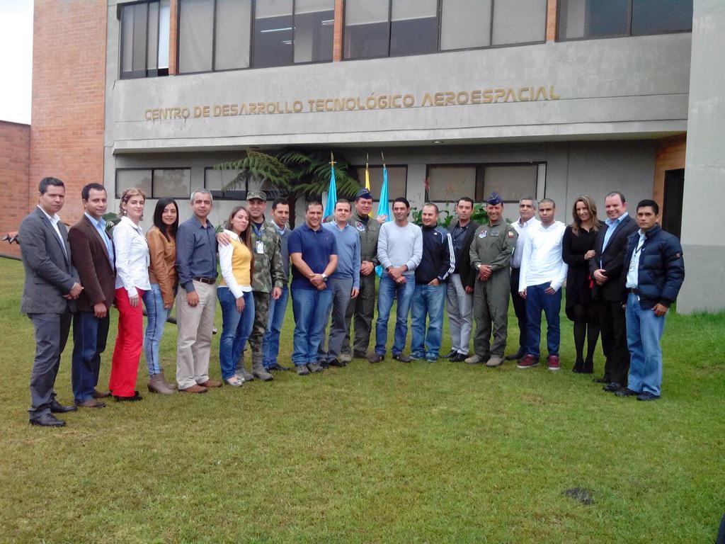 CanalMundomas's tweet photo. #AEstaHora. Este es el grupo de 16 empresarios que firmaron el #Cluster Colombia con @FuerzaAereaCol http://t.co/mYVFHIEF0h