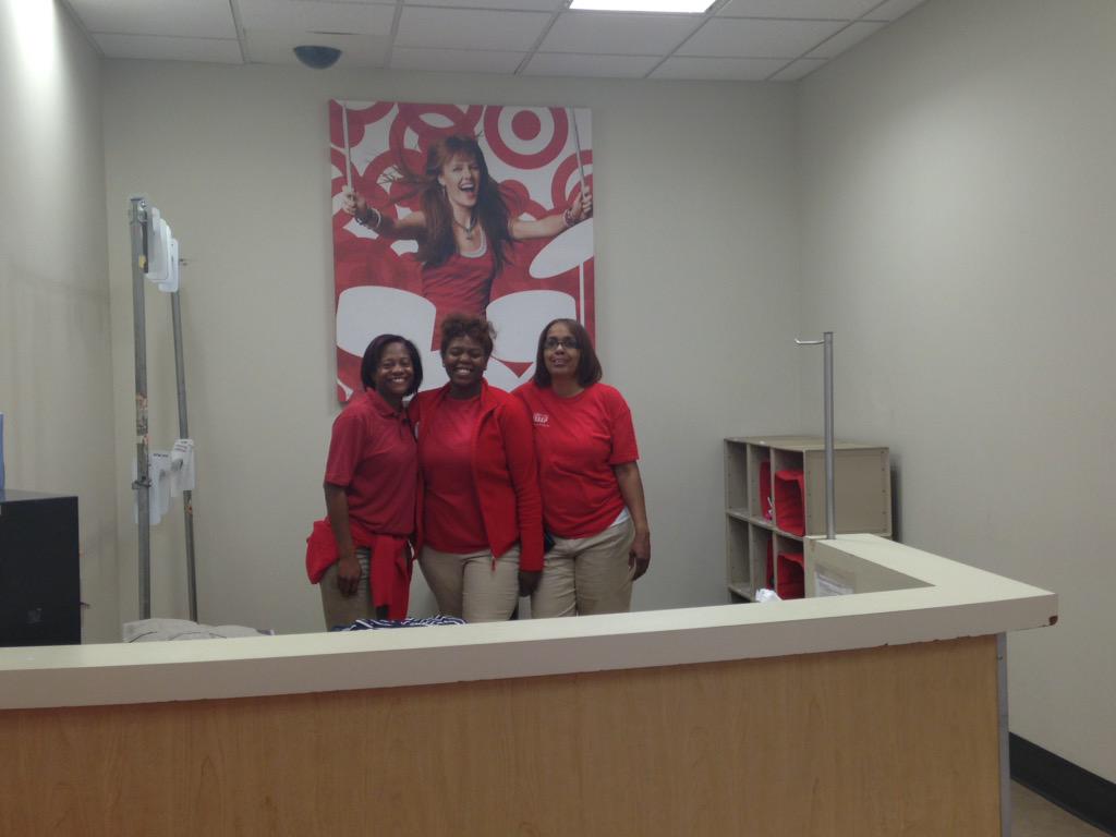 Empty fitting room=on the floor and out the door <a href="/sdiana1021/">Stephanie Diana</a> @Joe_McV #R400MemorialDayStyle #g493memorialdaystyle