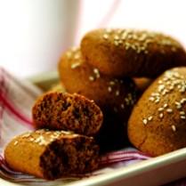 6. Roti Gambang. Pernah denger? Pasti pernah. Ni ruti udeh jarang. Rasenye kayak kueh bol lu :p #CemilanBetawi