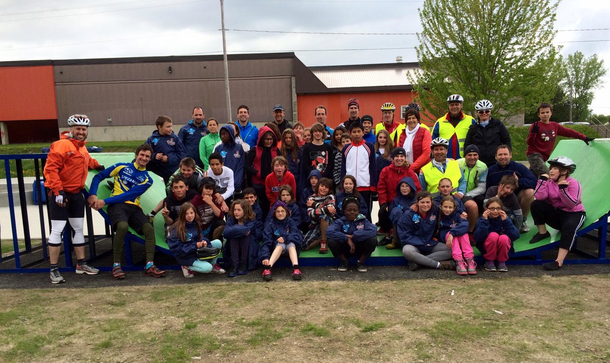 CSSVDC's tweet image. Les 45 élèves qui ont relevé le Défi du bon vouloir sont accueillis en héros! csvdc.qc.ca/2015/05/25/les…