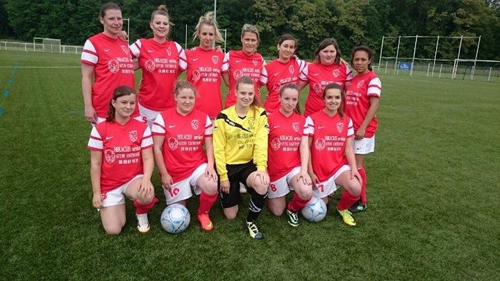MorganeDelamare's tweet photo. CHAMPIONNES !! ⚽😍😘 #ASWesthouse #Foota8 #Victoire #1a3 #APlobsheim #FaitesPasAttentionAmaCoupeDegueu #bigvent haha ! http://t.co/eyRCgdslR9
