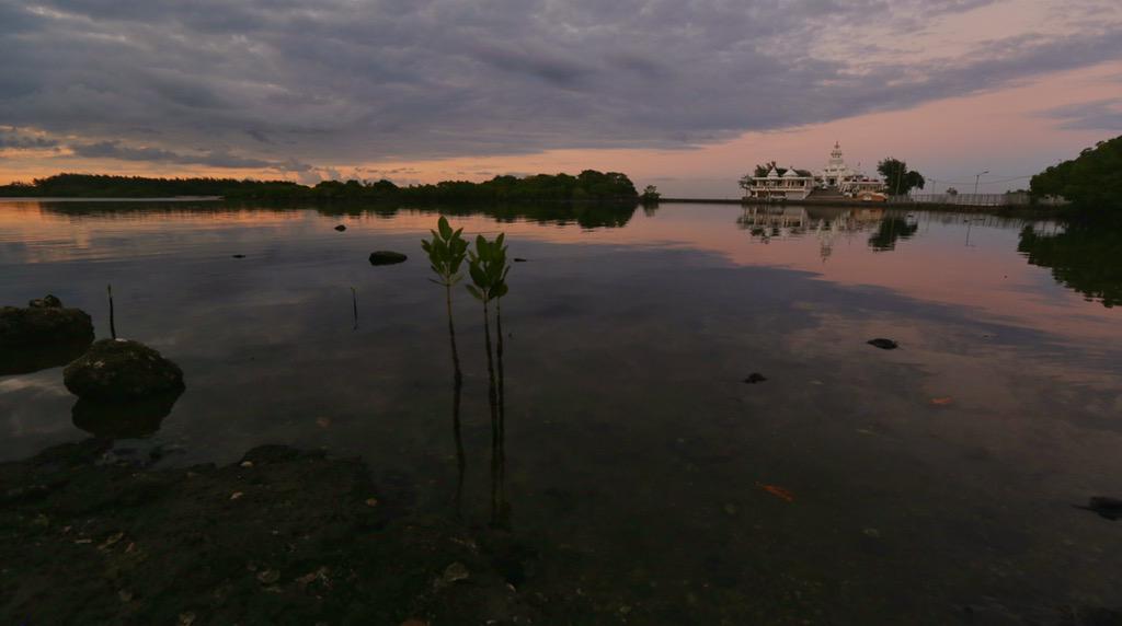 jensassmann's tweet photo. #Hindu temple after #sunset near #PostedeFlacq, #Mauritius http://t.co/WG80Ik15AF
