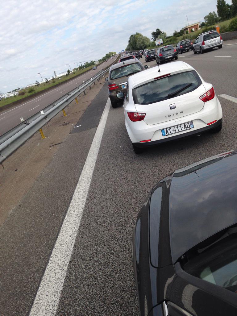 dubosc_franck's tweet photo. Tu sais quand t'es dans les bouchons et que tu as forcément choisi la mauvaise file. http://t.co/E58OY5o7W7