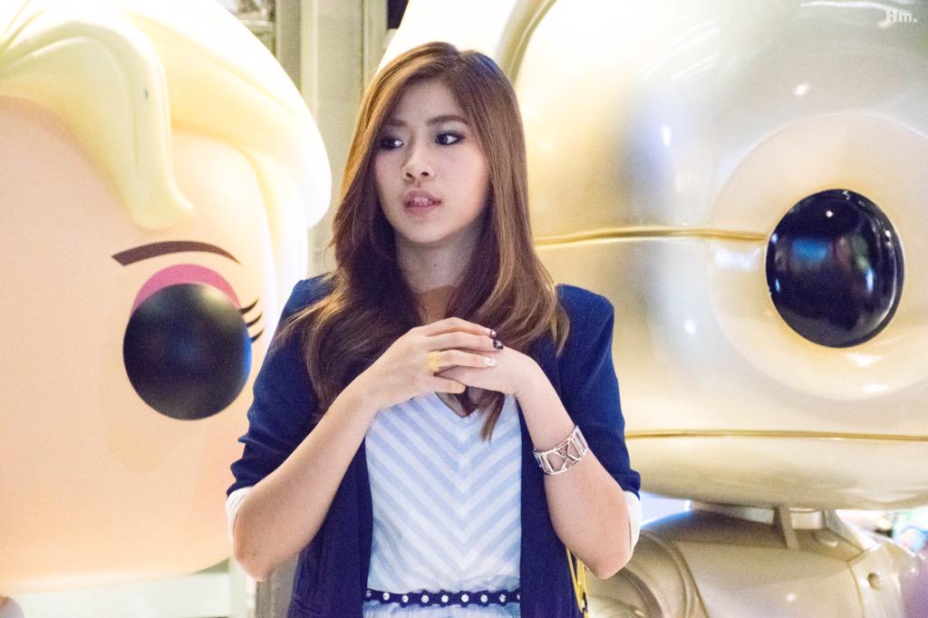 hmpsch's tweet photo. น้ำคนสวยก่อนเข้าไปดูหนัง #TeamNamHa #เอมน้ำ http://t.co/dEEPuPDgUZ
