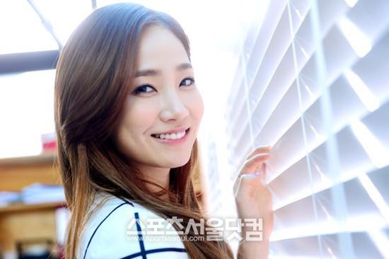 GlobalWonderful's tweet photo. Yenny's million dollar smile *dies* #HappyYeeunDay http://t.co/wzOL2heSHM