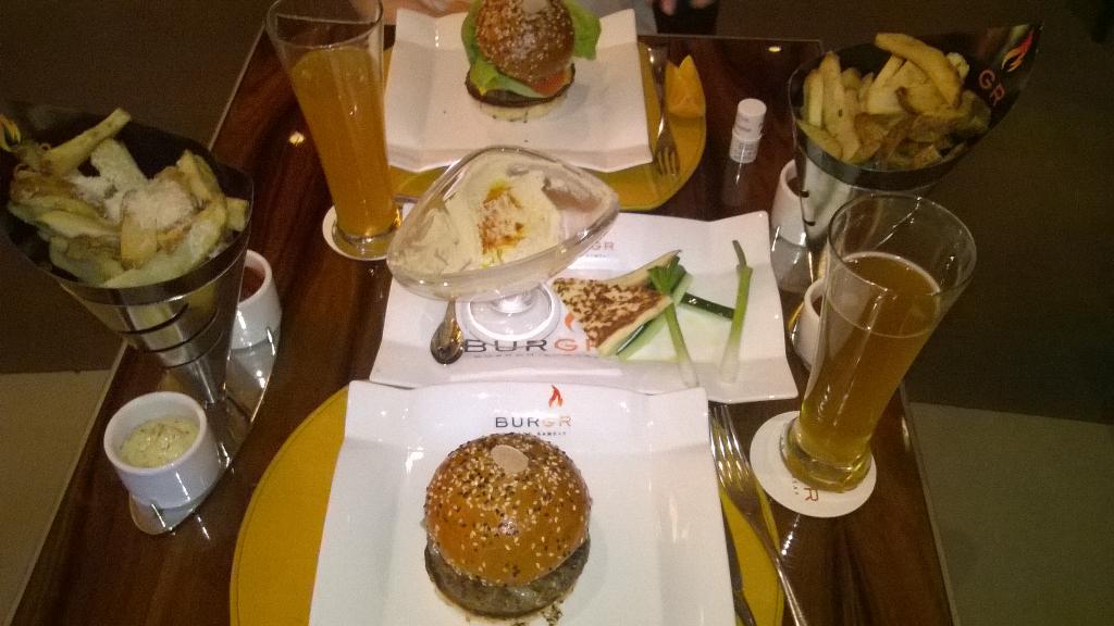 Amazing food and incredible service <a href="/Burgr/">Burgr</a> Las Vegas. Really worth it...coming all the way from Spain! <a href="/GordonRamsay/">Gordon Ramsay</a>