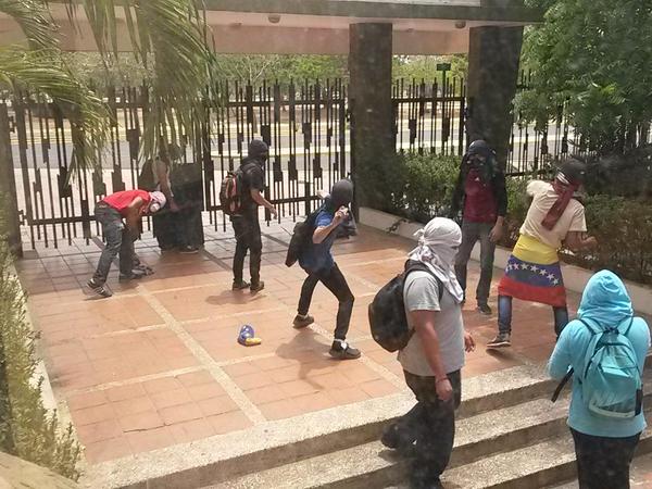 arbstaking's tweet photo. #25M Reportan que vecinos cacerolean alrededor de la URU en apoyo a estudiantes #360ucv http://t.co/0dBnpUA0T6
