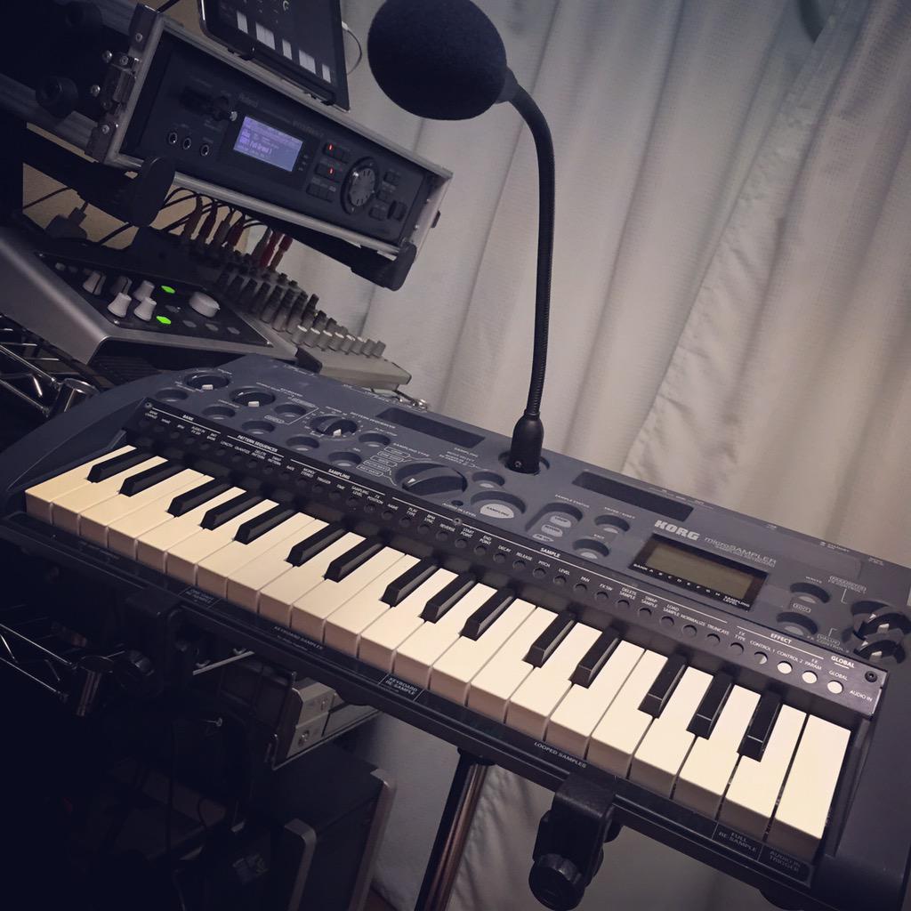 dd_studio's tweet image. スタンド設置の全貌。中古価格¥2,980で転がっていた所を保護。ノートPCのみならず小さめの機材に最適。
(ULTIMATE SUPPORT HYM-100QR) #KORG #microSAMPLER #HomeStudio #宅録