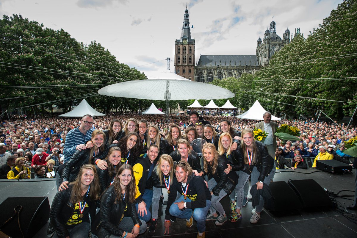 Vandaag zijn de dames van <a href="/HockeyDenBosch/">Hockeyclub Den Bosch</a> gehuldigd tijdens <a href="/jazzinduketown/">Jazz in Duketown</a>! Onze Sint-Jan keek trots toe! #kampioen