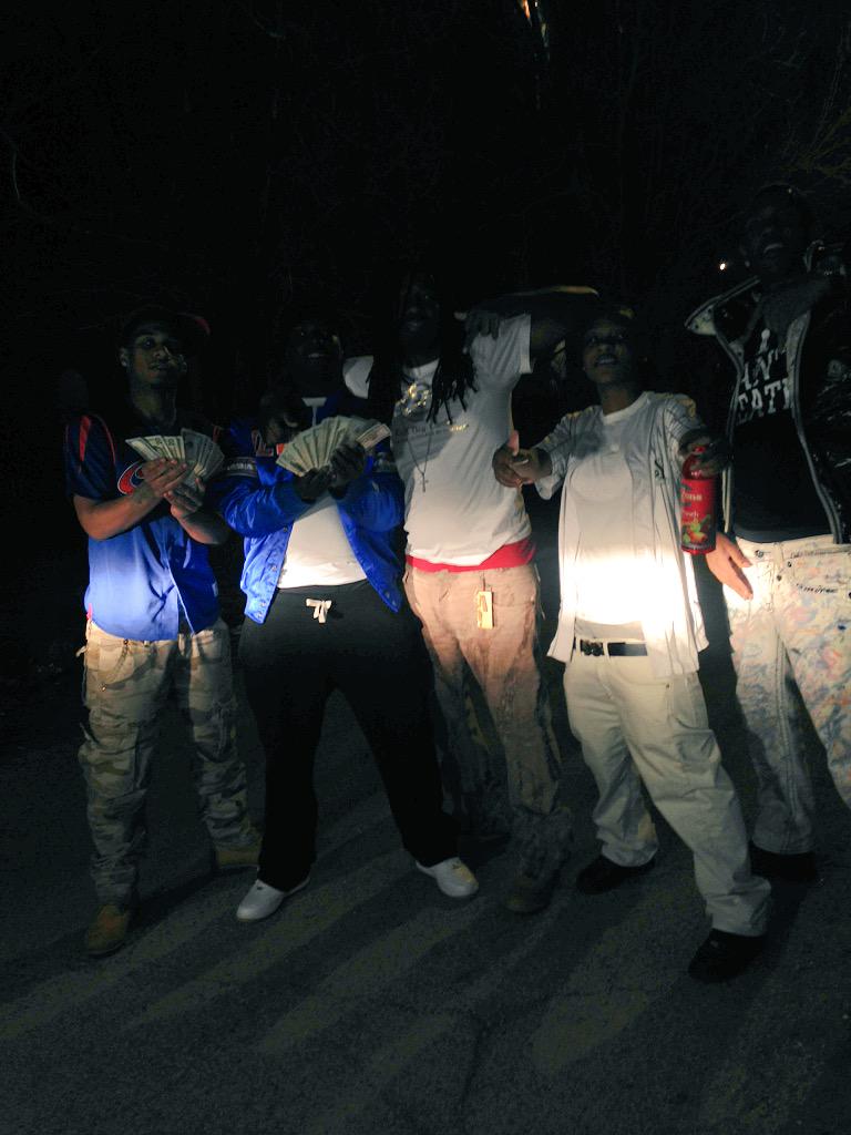 BxtchImNewMoney's tweet photo. When You And Gang Pop Out 😏💪💊😳💰 @SackUpSG_ http://t.co/fpW18I3VRM