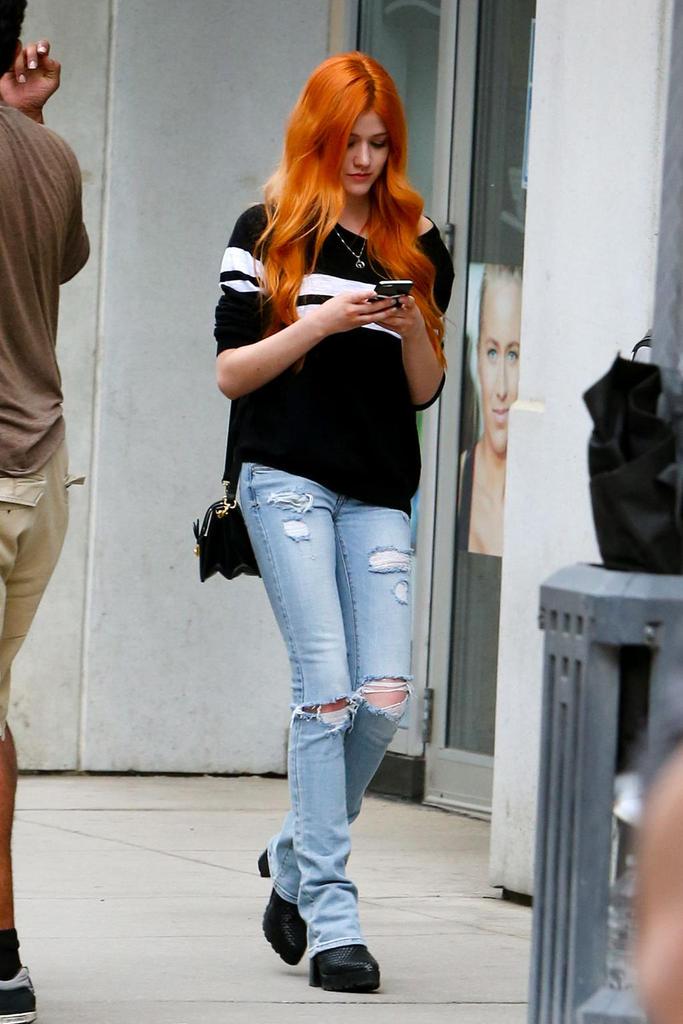 newsSH_ES's tweet photo. En las últimas fotos Clary tiene el pelo incluso más rojo!! (Su funda del móvil es la runa del angel) http://t.co/zV8pTt2znP
