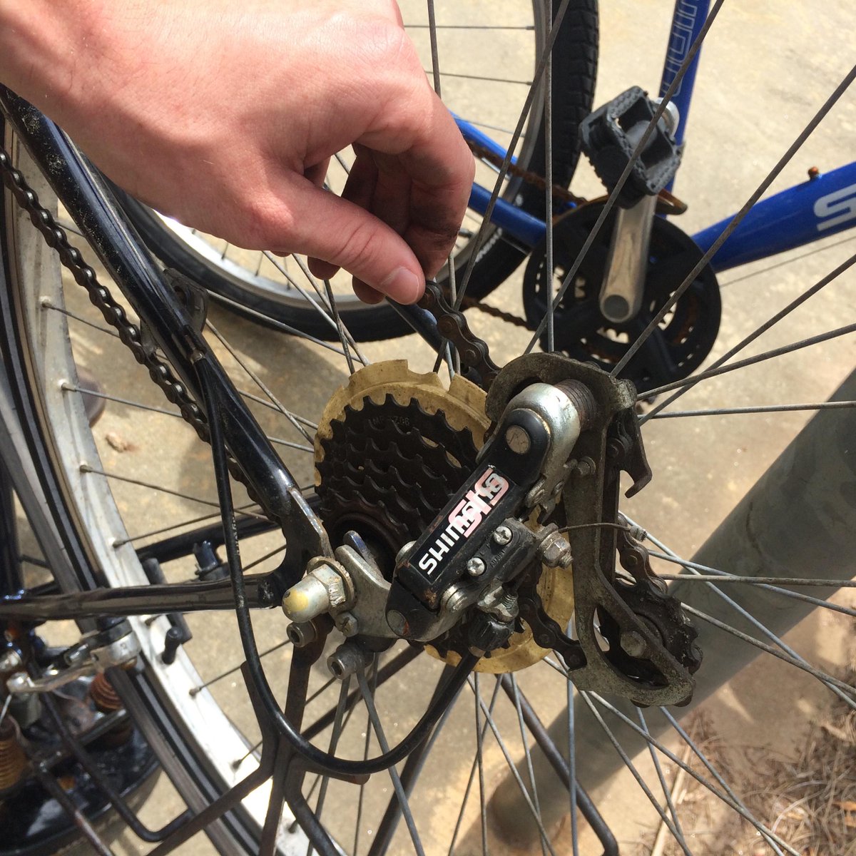 EDIT2000e's tweet photo. Changed the oil in my car and replaced the old chain on my bike today! #edit2000makers http://t.co/yaR1H6ETzU