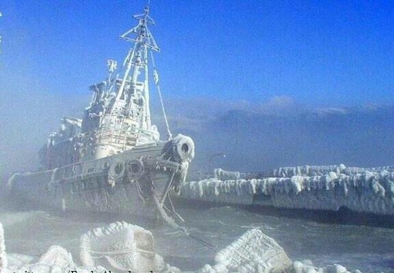 theabandonedpix's tweet photo. Abandoned ship left in Antarctica http://t.co/1jIByicSqv