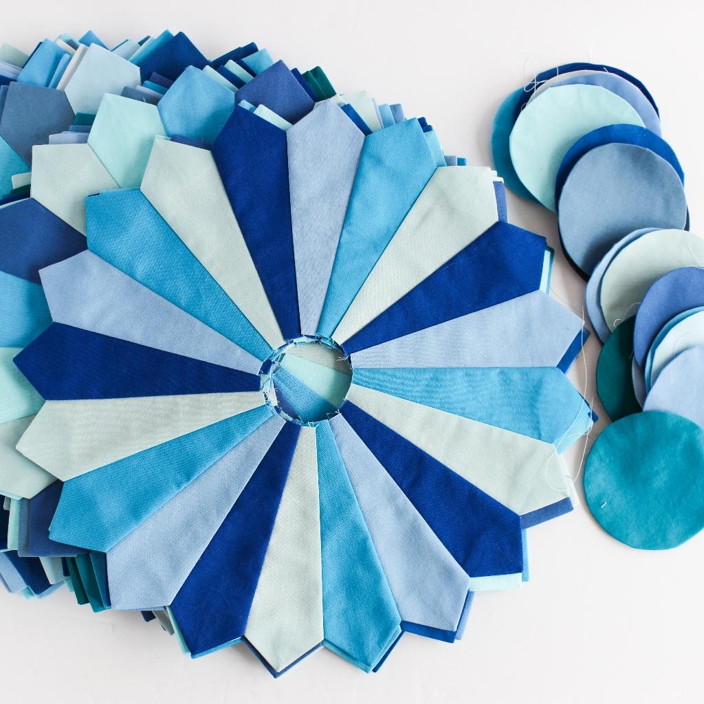 _sfDesigns's tweet photo. #progress! 25 #dresdenplates and 25 #paperpieced #circles done and ready for assembly #quilting #robertkaufman #blues http://t.co/Fr8XqJei39