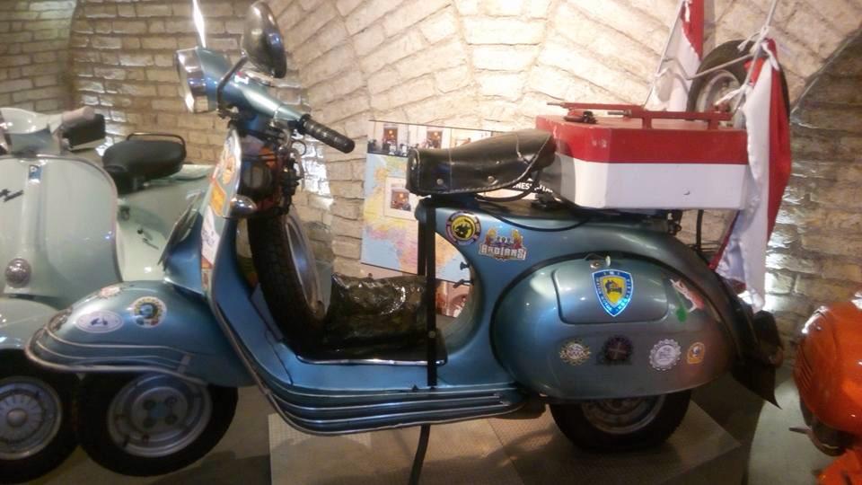 ScooterFanatics's tweet photo. Dari jogja ke museum vespa di Itali. Salut buat Andy Leaano http://t.co/fsofEkP5fJ
