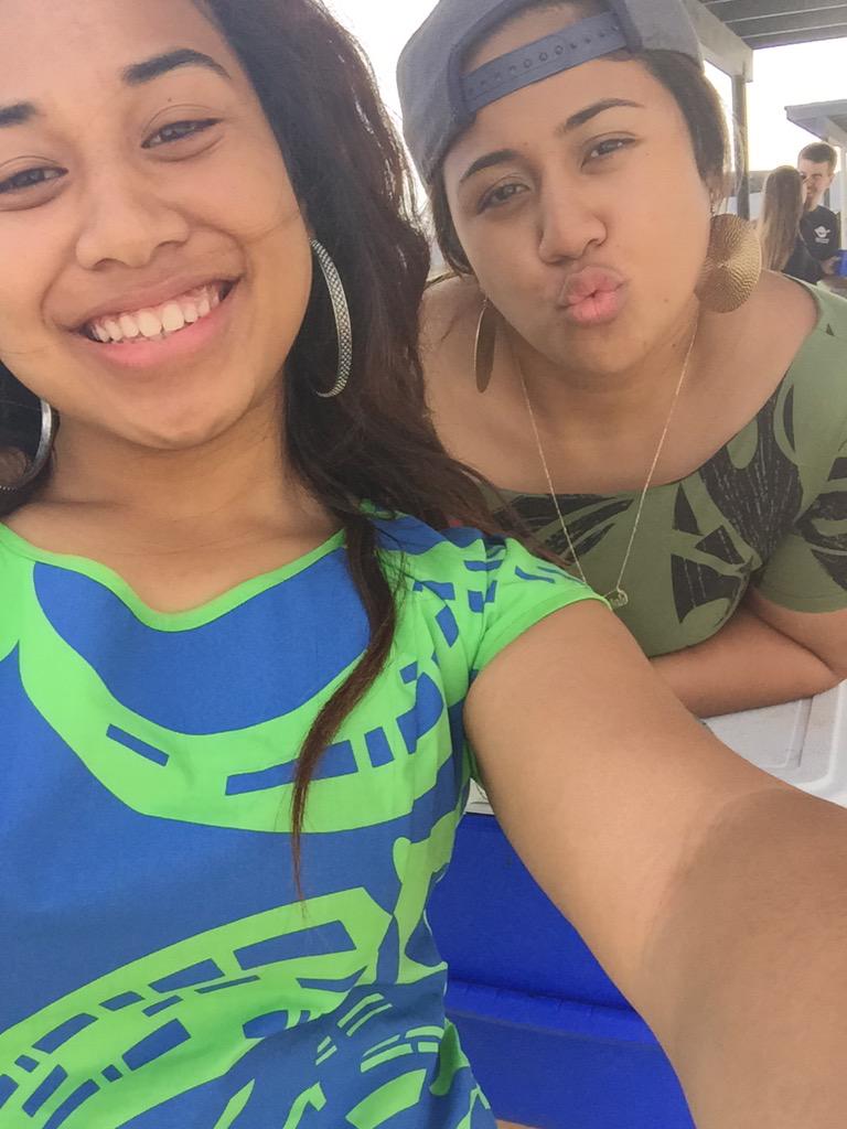 _ericaaapulu's tweet image. We look too much alike sometimes 😭😍😂 #twin #yesterdaysfun #fewweeksleftwithher #shesgonnamissmewhenimgone 🎤😂