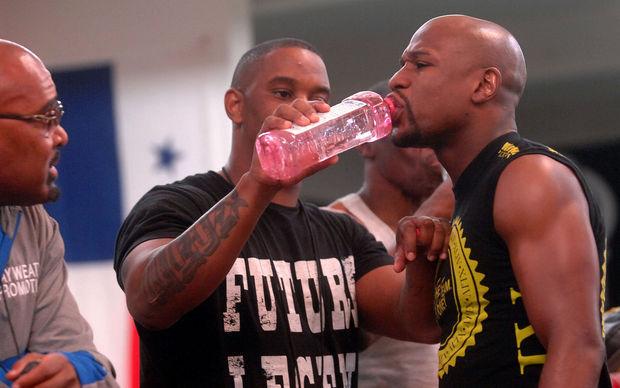 MayweatherPromo's tweet photo. #MPtip As summer is fast approaching don’t forget to stay hydrated while drinking water daily http://t.co/iDcDhifQsW
