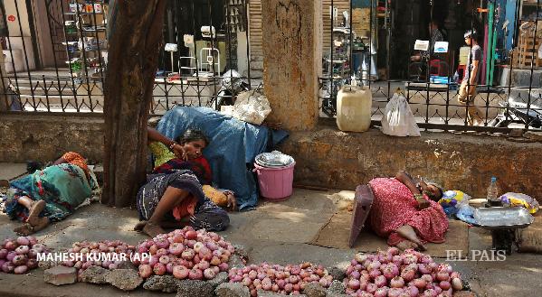el_pais's tweet photo. Una ola de calor deja al menos 500 muertos en India http://t.co/v4I8yKzByW Las temperaturas han alcanzado los 48º http://t.co/f33Dzh00yI