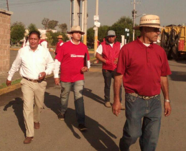 alonsovicenteno's tweet photo. Me encuentro atendiendo y escuchando a nuestros vecinos de Paseos de Tultepec II. 
 #JuntosRecuperemosTultepec http://t.co/YlRnBccvcX