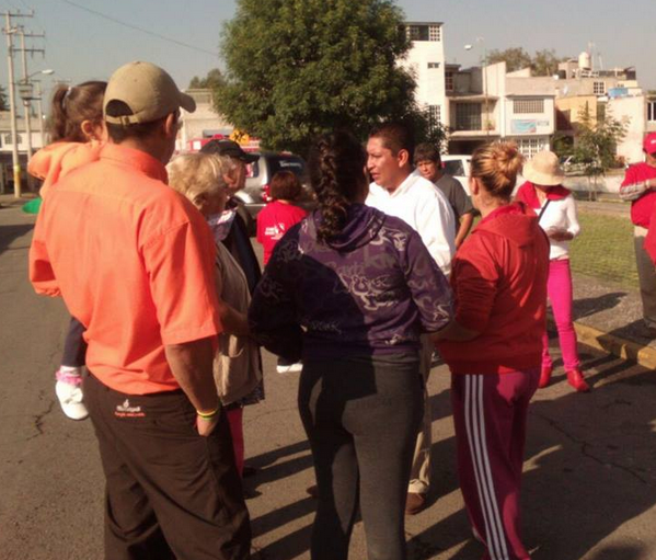 alonsovicenteno's tweet photo. Me encuentro atendiendo y escuchando a nuestros vecinos de Paseos de Tultepec II. 
 #JuntosRecuperemosTultepec http://t.co/YlRnBccvcX