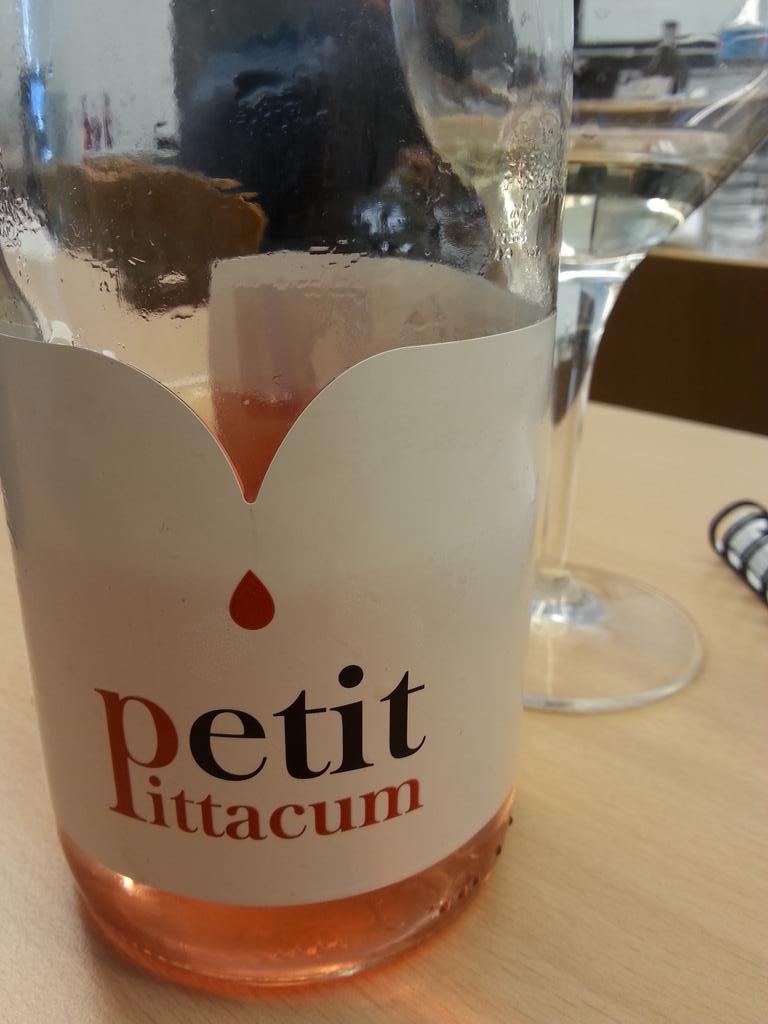 pinoflash's tweet photo. Dos descobriments recents, el blanc ecològic #xarel15 i el rosat #PetitPittacum Elegants i sorprenents. #grapeaddict http://t.co/Yf7dAT4gG5