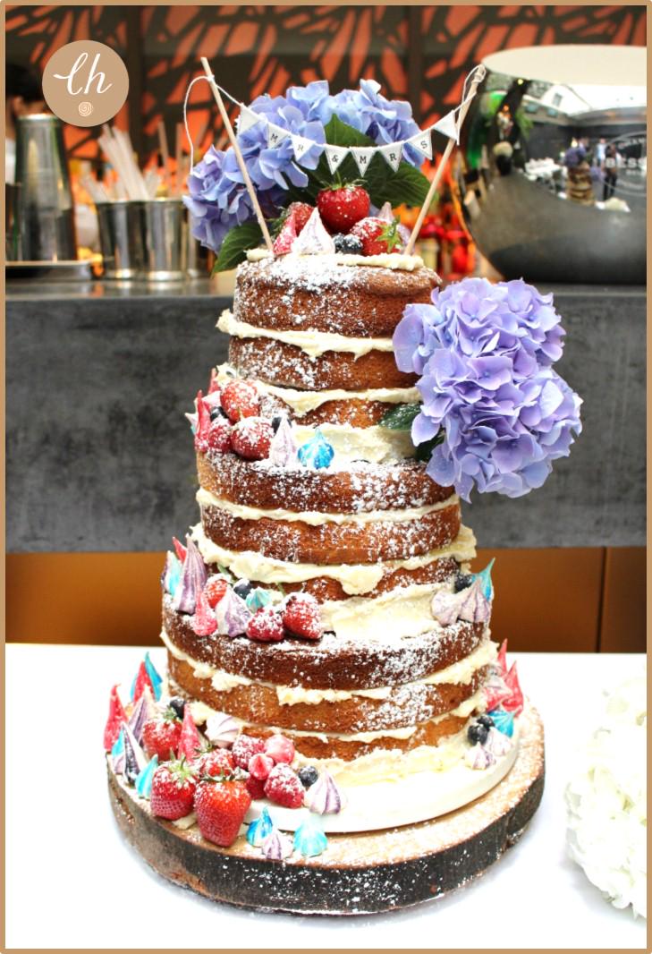 LynnethePin's tweet photo. Naked wedding cake with meringues! http://t.co/9lpjEjV3ES