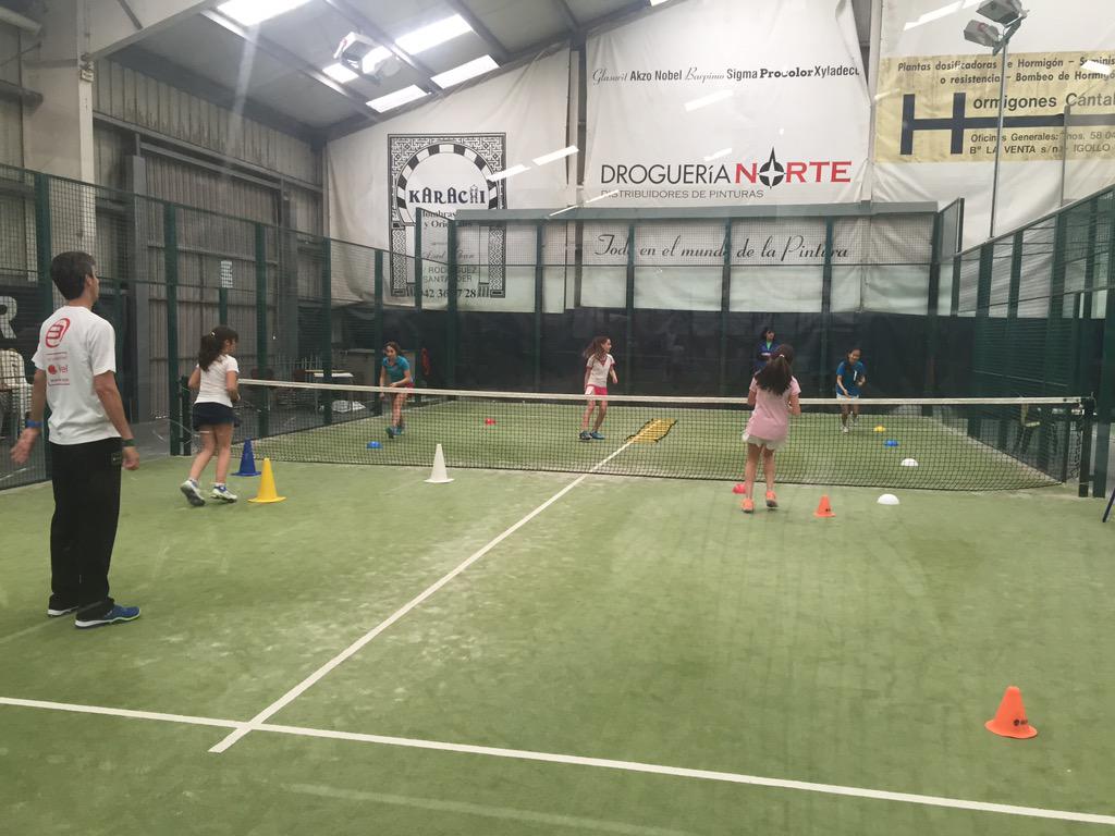 Buen entreno de las niñas de <a href="/PadelAstillero/">Padel Astillero</a> esta tarde con <a href="/igsaravia/">Ignacio Saravia</a> y <a href="/Gabibartomioli/">Gabibartomioli</a>, seguimos avanzando...