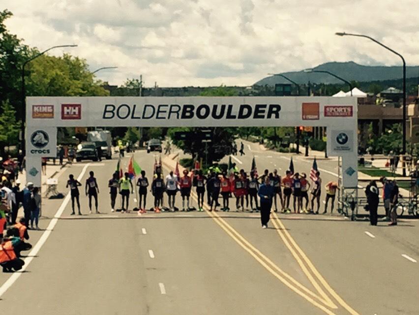 PossoSports's tweet image. Men&apos;s pro race on their marks at #BolderBoulder10k