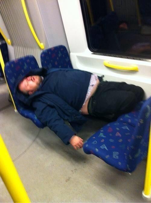 Сонная девушка в автобусе. Сон в автобусе. Уснул в автобусе. Хочется спать в автобусе. Человек спит в автобусе.