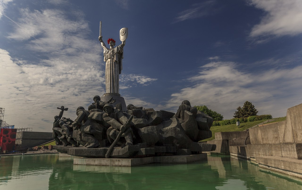 Фото городов героев великой отечественной. Киев мемориал Великой Отечественной войны. Киев город герой мемориал. Монумент битва за Днепр Киев. Памятник освободителям Киева.