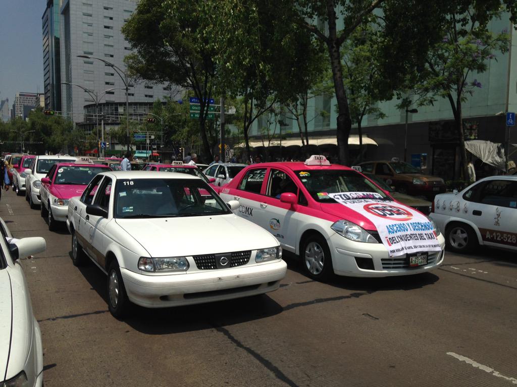 agusrocko's tweet photo. Más "taxis" sin placa en la manifestación vs @Uber @Cabify_Mexico @lasillarota #UberSeQueda http://t.co/Erzuck5Yp9