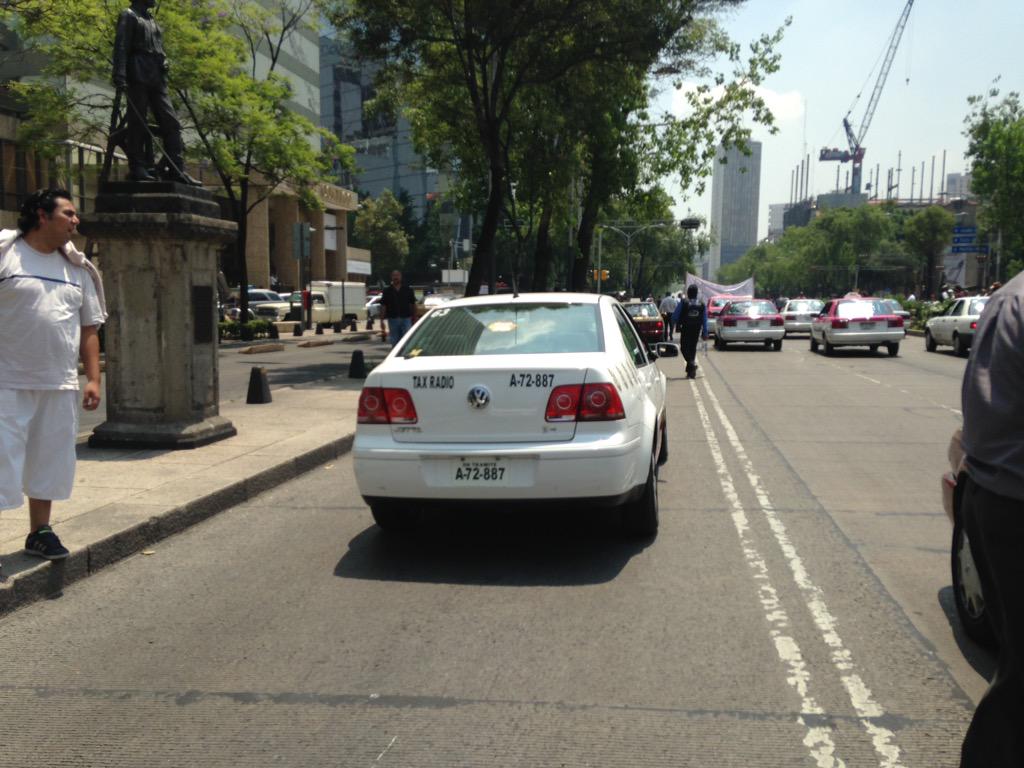 agusrocko's tweet photo. Más "taxis" sin placa en la manifestación vs @Uber @Cabify_Mexico @lasillarota #UberSeQueda http://t.co/Erzuck5Yp9