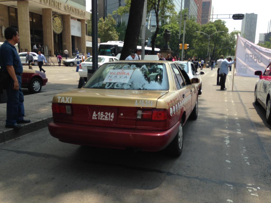 agusrocko's tweet photo. Más "taxis" sin placa en la manifestación vs @Uber @Cabify_Mexico @lasillarota #UberSeQueda http://t.co/Erzuck5Yp9