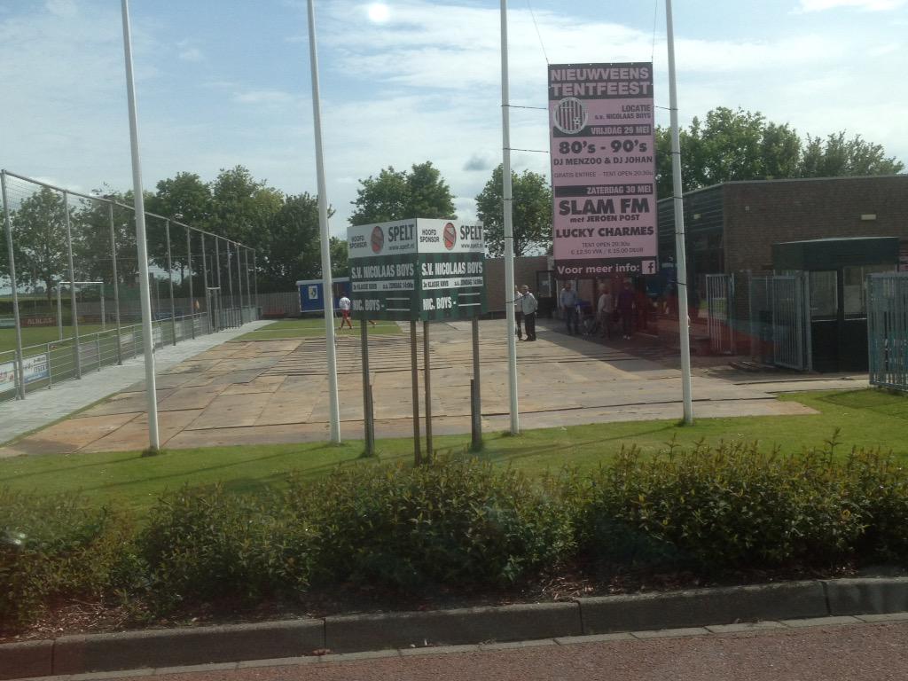 De rij platen liggen klaar voor #tentfeestnieuwveen <a href="/NicolaasBoys/">s.v. Nicolaas Boys</a> laat de troepen om de tent te bouwen maar komen!