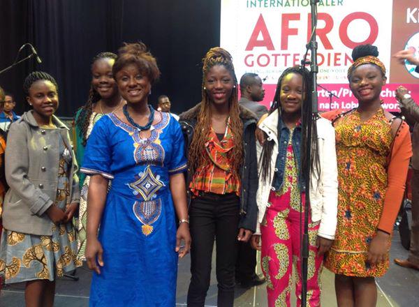 AirvahB's tweet photo. #afro phingsten 
With jenny C and Cem http://t.co/repPXv68Li