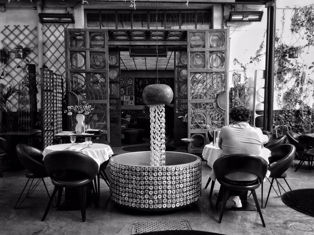 Paoloriva84's tweet photo. #streetphotography #blackandwhitephotography #art #Milan #coffeebreak http://t.co/IWJstJOwDU