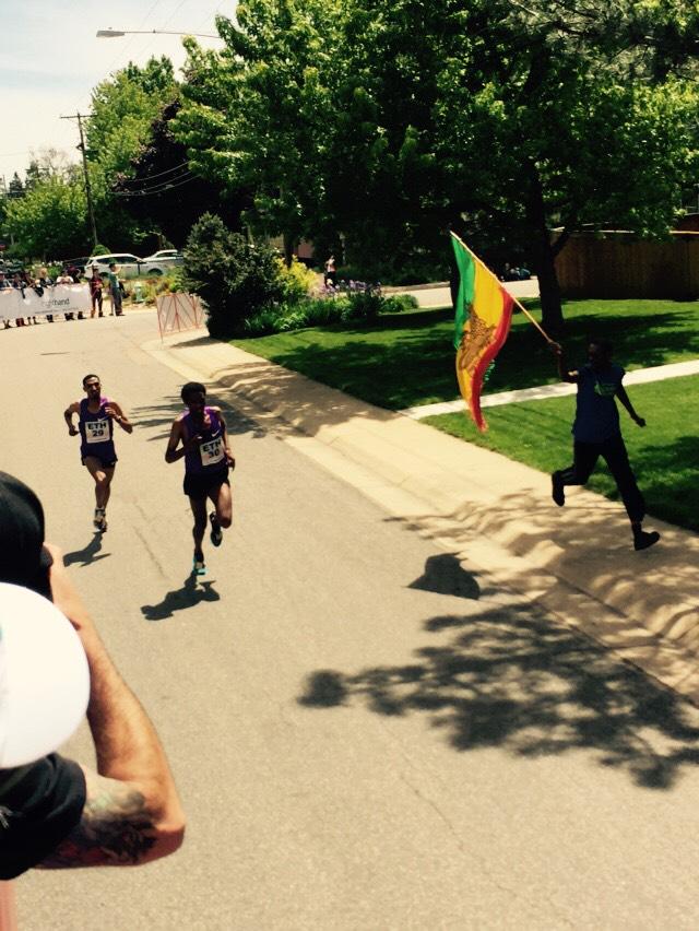 PossoSports's tweet image. Enthusiastic Ethiopian fan encourages leaders of #BolderBoulder10k