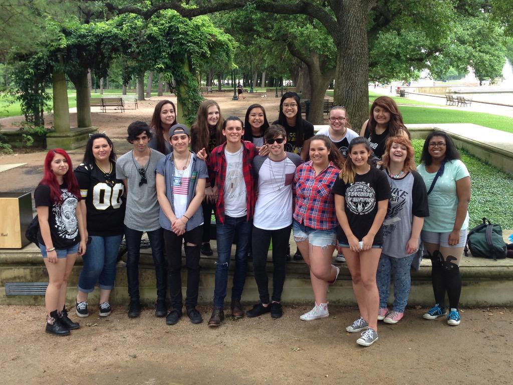 IrwinsMeetUps's tweet photo. The Houston 5SOSFam had a meet up yesterday ! @5SOS #5SOSMeetUp #5SOSFamMeetUp 
Via: @5SOSUpFrance http://t.co/RYYh75axlW