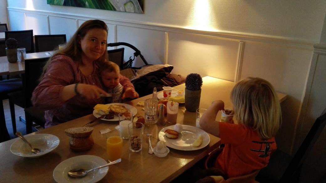 Rejseprogrammet's tweet image. Morgenmad på endnu et #Thon #Hotel . Her #Oslo glæder vi os til sightseeing og legeplads.