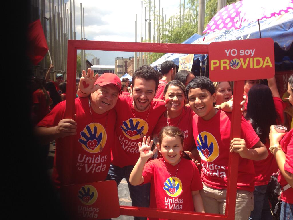 Bayrongol's tweet photo. #AbortoNoEsCulturaMetro cultura es apoyar la vida desde la concepción hasta la muerte http://t.co/0HvxC96U99