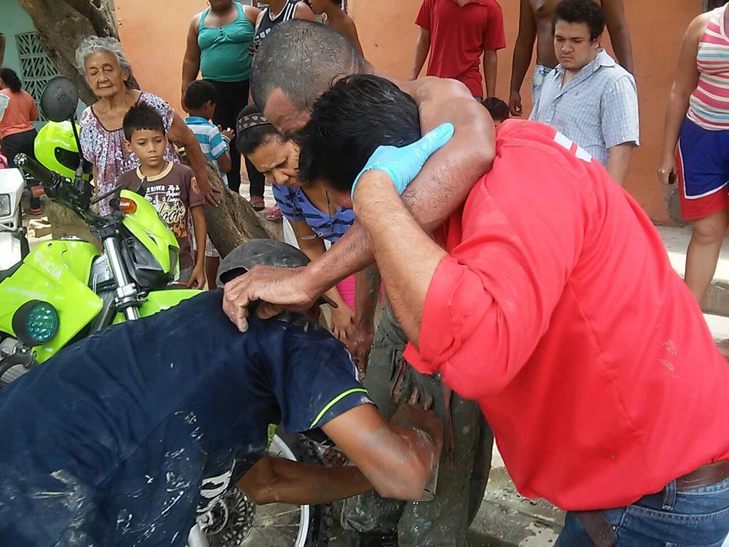 ElInformador_SM's tweet photo. Seis personas resultaron heridas al desplomarse un plafón en #Mamatoco #SantaMarta #Emergencia http://t.co/ZJXUtK1R6n